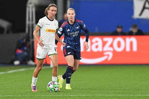 OHL Women s Sara Pusztai and Arsenal?s Beth Mead pictured in action during a soccer match between Oud-Heverlee Leuven Women and English Arsenal, Wednesday 17 December 2025 in Heverlee, game 6 (out of 6) in the league phase of the UEFA Women s Champions League competition. JILLxDELSAUX  x149647052x