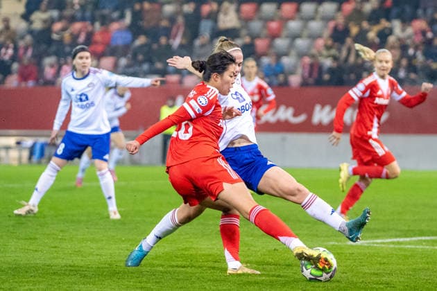 Momoko Tanikawa (18 Bayern) und Saedis Heidarsdottir (19 Valerenga) in Aktion beim UEFA Womens Champions League Spiel FC Bayern München - Valerenga IF am 17.12.2025. München FC Bayern Campus Bayern Deutschland