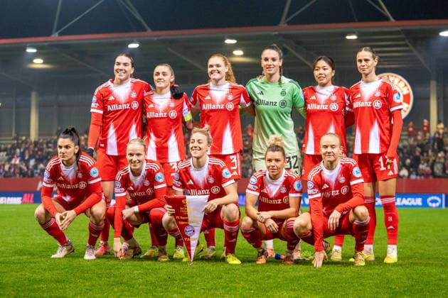 Mannschaftsfoto des FC Bayern h.l. Vanessa Gilles (2 Bayern) , Georgia Stanway (31 FC Bayern) ,Stine Ballisager (3 Bayern) , Ena Mahmutovic (32 Bayern) , Momoko Tanikawa (18 Bayern) , Klara Bühl (17 FC Bayern) v.l. Jovana Damnjanovic (9 Bayern) , Franziska Kett (20 Bayern) , Carolin Simon (30 FC Bayern) , Linda Dallmann (10 FC Bayern) und Pernille Harder (21 Bayern) in Aktion beim UEFA Womens Champions League Spiel FC Bayern München - Valerenga IF am 17.12.2025. München FC Bayern Campus Bayern Deutschland