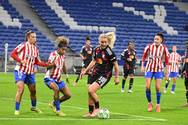 Football : OL Lyonnes v Atletico Madrid - UEFA Womens champions league Lindsey Heaps of Lyon training during the UEFA Womens champions league match between OL Lyonnes and Atletico Madrid at Groupama Stadium Decines Charpieu Lyon France on December 17, 2025 LYONFrance  Copyright: xMouradxAllilix