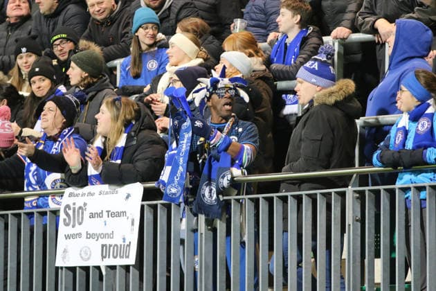 17.12.2025 Fußball Frauen 2025 2026 UEFA Womens Champions League 6. Spieltag VfL Wolfsburg - Chelsea FC AOK Stadion Wolfsburg Ein Chelsea-Fan (Mitte) animiert den Fanblock. Wolfsburg Niedersachsen Deutschland