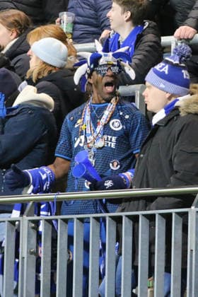 17.12.2025 Fußball Frauen 2025 2026 UEFA Womens Champions League 6. Spieltag VfL Wolfsburg - Chelsea FC AOK Stadion Wolfsburg Ein Chelsea-Fan animiert den Fanblock. Wolfsburg Niedersachsen Deutschland