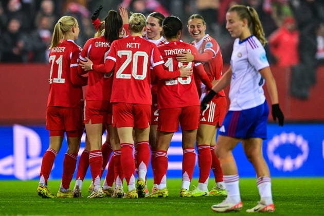 Spielerinnen des FC Bayern mit Torjubel, Jubel, Torjubel, Torerfolg, celebrate the goal, goal, celebration, Jubel ueber das Tor zum 2:0 durch Stine Ballisager PEDERSEN (FC Bayern, FCB, 3) (verdeckt), optimistisch, Action, Aktion, Stine BREKKEN (Valerenga, 30) enttaeuscht schauend, Enttaeuschung, Frustration, disappointed, pessimistisch, 17.12.2025, München (Deutschland), Fussball, UEFA Womens Champions League, Ligaphase 6. Spieltag, FC Bayern München - Valerenga IF
