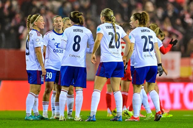 Spielerinnen von Valerenga nach dem Gegentor zum 2:0 enttaeuscht schauend, Enttaeuschung, Frustration, disappointed, pessimistisch, 17.12.2025, München (Deutschland), Fussball, UEFA Womens Champions League, Ligaphase 6. Spieltag, FC Bayern München - Valerenga IF