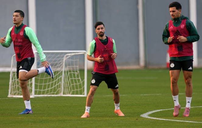 Entrainement de l equipe nationale algerienne de football en pre Mohamed El Amine Amoura joueur algerien (C) avec Ibrahim Maza (L), lors d Entrainement de L equipe nationale algerienne de football en preparation du Coupe d Afrique des nations au maroc 2025, a Alger en Algerie le 17 decembre 2025 (Photo By Billel Bensalem APP) Alger Algerie Copyright: xAlgeriexPressexPhotosxAPPxBillelxBensalemx xAPPx IMG_6259