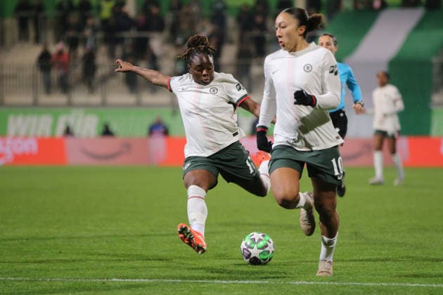 17.12.2025 Fußball Frauen 2025 2026 UEFA Womens Champions League 6. Spieltag VfL Wolfsburg - Chelsea FC AOK Stadion Wolfsburg Sandy Baltimore (Chelsea, 17, weiß) bei einem Torschuss. Lauren James (Chelsea, 10, weiß) läuft vor ihr. Wolfsburg Niedersachsen Deutschland