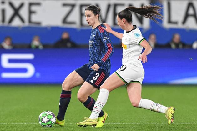 Arsenal?s Lotte Wubben-Moy and OHL Women s Aurelie Reynders pictured in action during a soccer match between Oud-Heverlee Leuven Women and English Arsenal, Wednesday 17 December 2025 in Heverlee, game 6 (out of 6) in the league phase of the UEFA Women s Champions League competition. JILLxDELSAUX  x149648969x