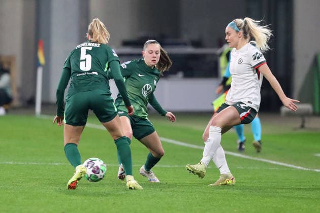 VfL vs. Chelsea, CL Frauen Wolfsburg, 17.12.2025, FUßBALL - VfL Wolfsburg vs. FC Chelsea, Champions League Frauen, Saison 2025 26. Janou Levels (VfL Wolfsburg), Ellie Carpenter (Chelsea) Wolfsburg