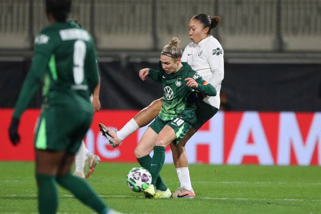 VfL vs. Chelsea, CL Frauen Wolfsburg, 17.12.2025, FUßBALL - VfL Wolfsburg vs. FC Chelsea, Champions League Frauen, Saison 2025 26.Svenja Huth (VfL Wolfsburg), Lauren James (Chelsea) Wolfsburg