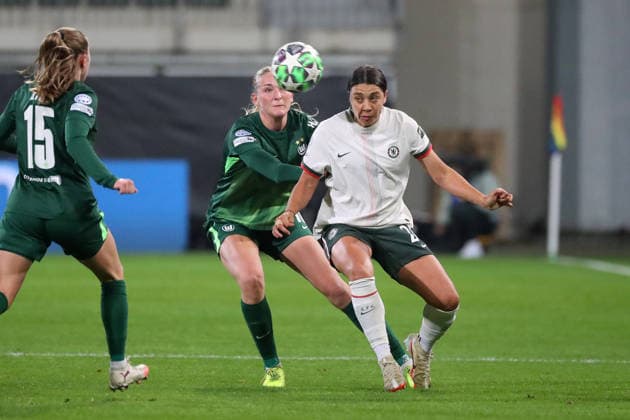 VfL vs. Chelsea, CL Frauen Wolfsburg, 17.12.2025, FUßBALL - VfL Wolfsburg vs. FC Chelsea, Champions League Frauen, Saison 2025 26. Camilla Küver (VfL Wolfsburg), Sam Kerr (Chelsea) Wolfsburg