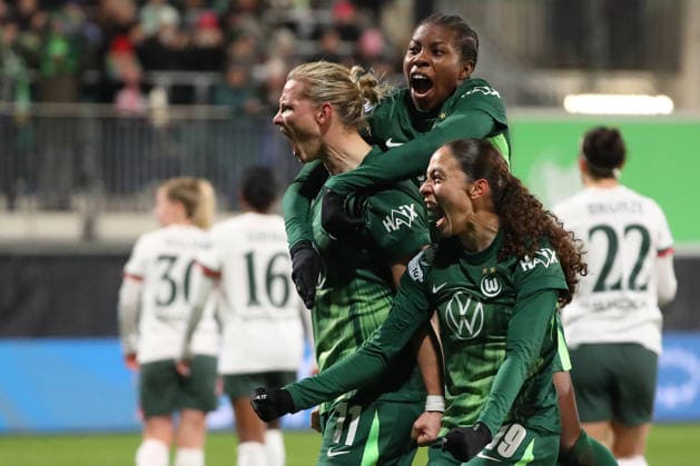 VfL vs. Chelsea, CL Frauen Wolfsburg, 17.12.2025, FUßBALL - VfL Wolfsburg vs. FC Chelsea, Champions League Frauen, Saison 2025 26. Alexandra Popp (VfL Wolfsburg) jubelt mit der Mannschaft nach ihrem Tor zum 1:0 Wolfsburg