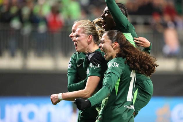 VfL vs. Chelsea, CL Frauen Wolfsburg, 17.12.2025, FUßBALL - VfL Wolfsburg vs. FC Chelsea, Champions League Frauen, Saison 2025 26. Alexandra Popp (VfL Wolfsburg) jubelt mit der Mannschaft nach ihrem Tor zum 1:0 Wolfsburg