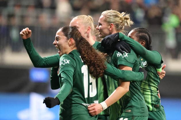 VfL vs. Chelsea, CL Frauen Wolfsburg, 17.12.2025, FUßBALL - VfL Wolfsburg vs. FC Chelsea, Champions League Frauen, Saison 2025 26. Alexandra Popp (VfL Wolfsburg) jubelt mit der Mannschaft nach ihrem Tor zum 1:0 Wolfsburg