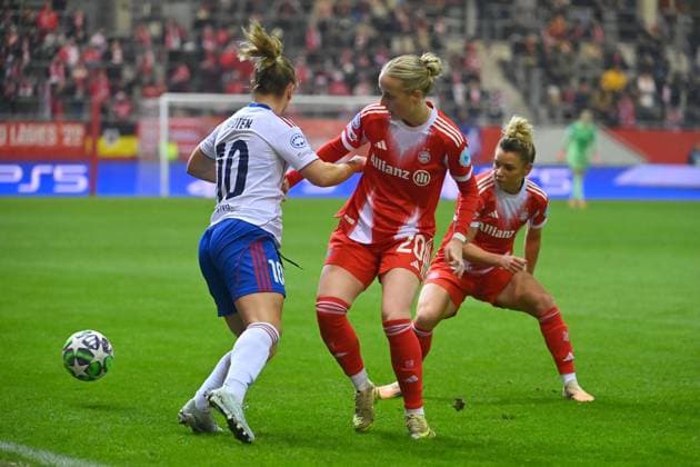 Franziska KETT (FCB), Aktion,Zweikampf gegen Olaug TVEDTEN (Valerenga). FC Bayern Muenchen - Valerenga Oslo Fussball Champions League der Frauen am 17.12.2025 FC Bayern Campus.