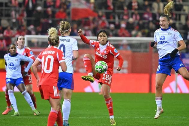 Momoko TANIKAWA (FCB) am Ball,Aktion. FC Bayern Muenchen - Valerenga Oslo Fussball Champions League der Frauen am 17.12.2025 FC Bayern Campus.
