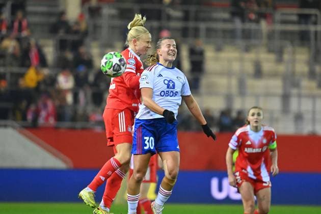 Pernile HARDER (FCB), Aktion,Zweikampf gegen Stine BREKKEN (Valerenga). FC Bayern Muenchen - Valerenga Oslo Fussball Champions League der Frauen am 17.12.2025 FC Bayern Campus.