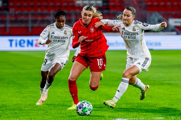 UEFA Women s Champions League 2025 26 League Phase MD6 - FC Twente vs Real Madrid CF, Netherlands Jill Roord of FC Twente dribbles with the ball under pressure from Sara Dabritz of Real Madrid during the UEFA Women s Champions League 2025 26 League Phase MD6 match between FC Twente and Real Madrid CF at the FC Twente Stadium in Enschede, Netherlands, December 17, 2025. Enschede Netherlands  Copyright: xMatrixxImagesx xMarcelxterxBalsx