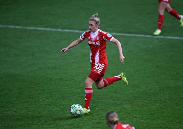 Fussball, Frauen, Frauen Champions League, 3.Spieltag, Saison 2025 2026, FC Bayern München - Valerengal, Valerenga, Campus Carolin Simon (FC Bayern München) mit Ball im Angriff