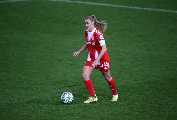 Fussball, Frauen, Frauen Champions League, 3.Spieltag, Saison 2025 2026, FC Bayern München - Valerengal, Valerenga, Campus Georgia Stanway (FC Bayern München) mit Ball im Angriff