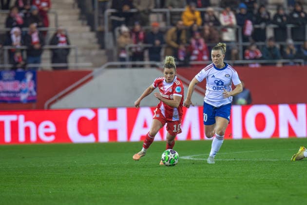 Linda Dallmann (10 FC Bayern) und Linn Vickius (10 Valerenga) in Aktion beim UEFA Womens Champions League Spiel FC Bayern München - Valerenga IF am 17.12.2025. München FC Bayern Campus Bayern Deutschland