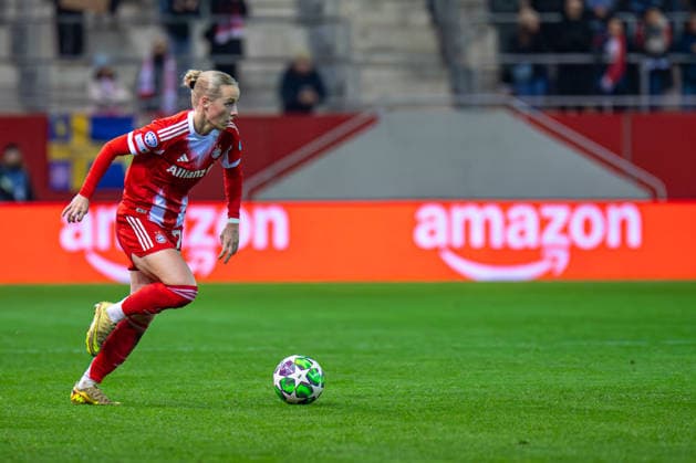 Franziska Kett (20 Bayern) in Aktion beim UEFA Womens Champions League Spiel FC Bayern München - Valerenga IF am 17.12.2025. München FC Bayern Campus Bayern Deutschland