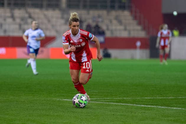 Linda Dallmann (10 FC Bayern) in Aktion beim UEFA Womens Champions League Spiel FC Bayern München - Valerenga IF am 17.12.2025. München FC Bayern Campus Bayern Deutschland