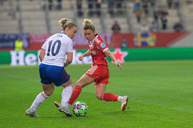 Linn Vickius (10 Valerenga) und Linda Dallmann (10 FC Bayern) in Aktion beim UEFA Womens Champions League Spiel FC Bayern München - Valerenga IF am 17.12.2025. München FC Bayern Campus Bayern Deutschland