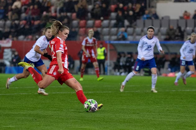 Georgia Stanway (31 FC Bayern) in Aktion beim UEFA Womens Champions League Spiel FC Bayern München - Valerenga IF am 17.12.2025. München FC Bayern Campus Bayern Deutschland