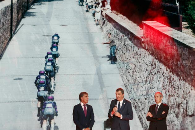 MÓNACO, 17 12 2025.- Javier Guillén (c), Director of La Vuelta, alongside Pedro Delgado (L) and Carlos de Andres (R), speaks during the presentation ceremony of the route of the 2026 Vuelta a Espana in the Hall of Stars of the Monte Carlo Sporting Club in Monaco. Presentation ceremony of 2026 La Vuelta a Espana !ACHTUNG: NUR REDAKTIONELLE NUTZUNG!  Copyright: xJavierxLizónx GRAF6529 20251217-55018860428_1