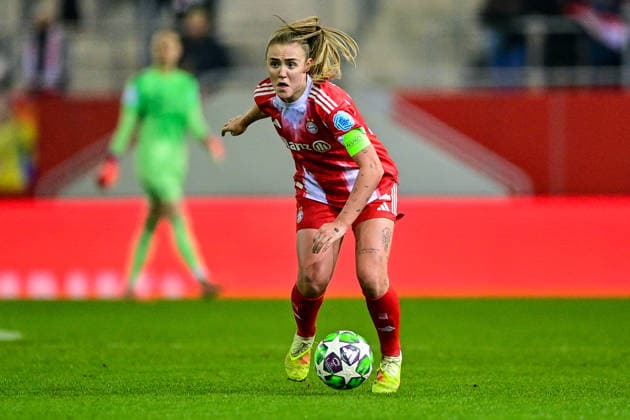 Georgia STANWAY (FC Bayern, FCB, 31) am Ball, 17.12.2025, München (Deutschland), Fussball, UEFA Womens Champions League, Ligaphase 6. Spieltag, FC Bayern München - Valerenga IF