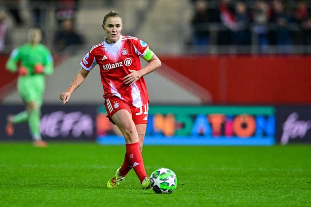 Georgia STANWAY (FC Bayern, FCB, 31) am Ball, 17.12.2025, München (Deutschland), Fussball, UEFA Womens Champions League, Ligaphase 6. Spieltag, FC Bayern München - Valerenga IF