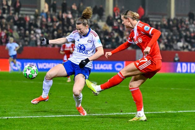 v.li.: Skinnes HANSEN (Valerenga, 25) Klara BUEHL (FC Bayern, FCB, 17) im Zweikampf, Duell, duel, tackle, Dynamik, Action, Aktion, 17.12.2025, München (Deutschland), Fussball, UEFA Womens Champions League, Ligaphase 6. Spieltag, FC Bayern München - Valerenga IF