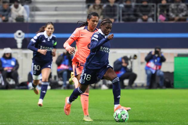 FOOTBALL FEMININ : Paris FC Vs FC Barcelone - Ligue des Champions - 17 12 2025 Melween NDongala (Paris FC) Vs E Brugts (FC Barcelone) ParisFrance  Copyright: xMichaelxBaucherx
