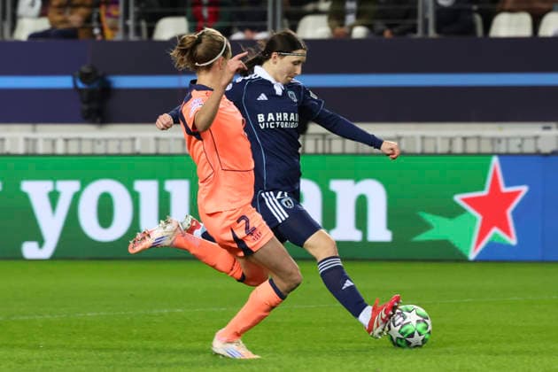 FOOTBALL FEMININ : Paris FC Vs FC Barcelone - Ligue des Champions - 17 12 2025 Kaja Korosec (Paris FC) Vs Irene Paredes (FC Barcelone) ParisFrance  Copyright: xMichaelxBaucherx