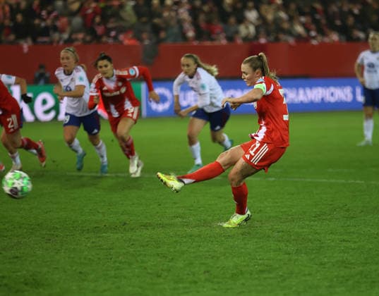 Fussball, Frauen, Frauen Champions League, 3.Spieltag, Saison 2025 2026, FC Bayern München - Valerengal, Valerenga, Campus Georgia Stanway (FC Bayern München) verschiesst einen Elfmeter, Strafstoss