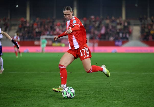 Fussball, Frauen, Frauen Champions League, 3.Spieltag, Saison 2025 2026, FC Bayern München - Valerengal, Valerenga, Campus Klara Bühl Buehl (FC Bayern München) mit Ball im Angriff