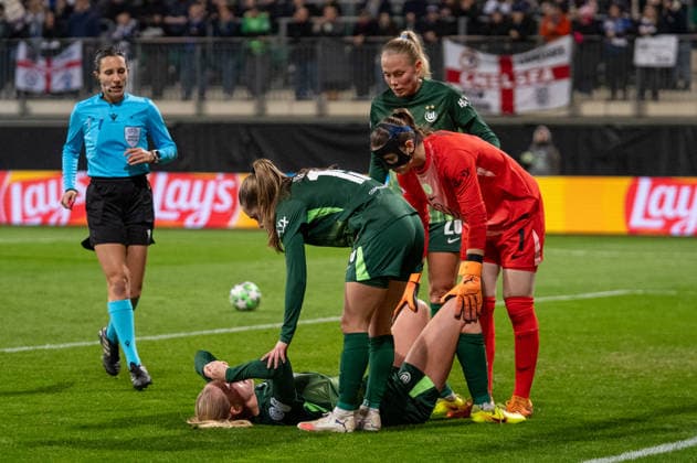 Deutschland, Fussball, UEFA, Womens Champions League, 6. Spieltag 2025 2026: VfL Wolfsburg - Chelsea FC am 17.12. in Wolfsburg (AOK-Stadion): Verletzung Camilla Küver (VfL Wolfsburg 16) Copyright: xSvenxHeidmannx