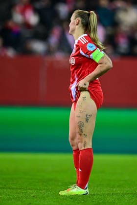 Georgia STANWAY (FC Bayern, FCB, 31) zieht sich vor Ärger die Hosen hoch wegen ihres verschossenen Elfmeters, enttaeuscht schauend, Enttaeuschung, Frustration, disappointed, pessimistisch, Freisteller, Ganzkörper, Einzelbild, Aktion, Action, 17.12.2025, München (Deutschland), Fussball, UEFA Womens Champions League, Ligaphase 6. Spieltag, FC Bayern München - Valerenga IF