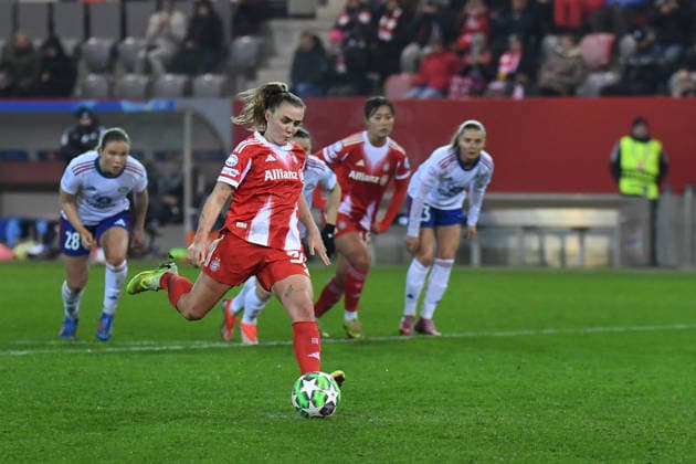 Georgia Stanway (31 FC Bayern) beim Elmeter wöhrend des UEFA Womens Champions League Spiel FC Bayern München - Valerenga IF am 17.12.2025. München FC Bayern Campus Bayern Deutschland
