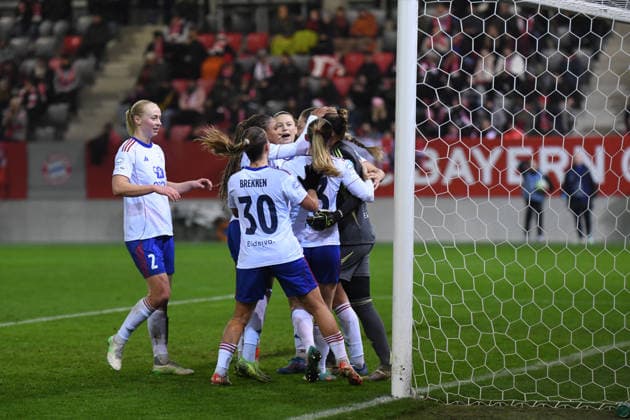 Die Spielerinnen von Valerenga Sara Horte (2 Valerenga) , Stine Brekken (30 Valerenga) , Michaela Kovacs (3 Valerenga) feiern ihre Torhüterin Tove Enblom (1 Valerenga) für den gehaltenen Elfmeter beim UEFA Womens Champions League Spiel FC Bayern München - Valerenga IF am 17.12.2025. München FC Bayern Campus Bayern Deutschland