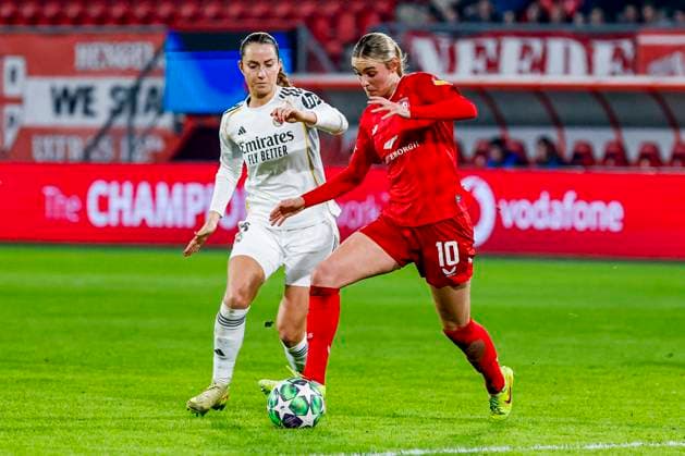 Jill Roord of FC Twente dribbles with the ball under pressure from Sara Dabritz of Real Madrid FC Twente v Real Madrid CF, UEFA Women s Champions League 2025 26 League Phase MD6, FC Twente v Real Madrid CF, FC Twente Stadium, December 17, 2025, Enschede, Netherlands.