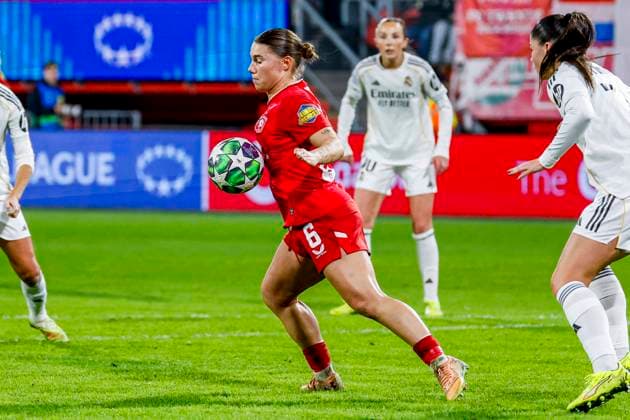 Lynn Groenewegen of FC Twente controls the ball FC Twente v Real Madrid CF, UEFA Women s Champions League 2025 26 League Phase MD6, FC Twente v Real Madrid CF, FC Twente Stadium, December 17, 2025, Enschede, Netherlands.