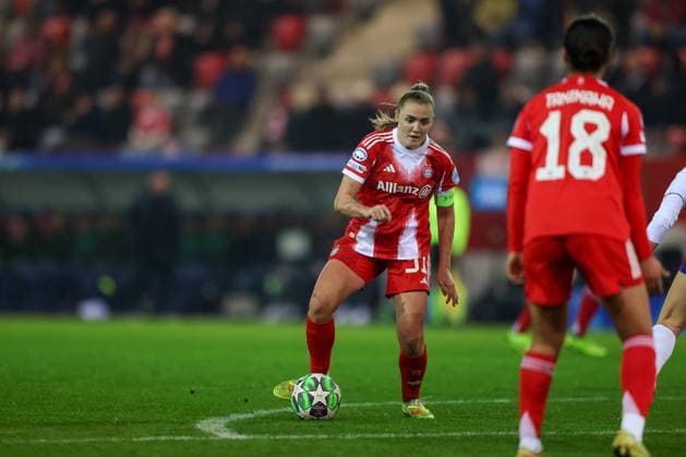 Georgia Stanway (FC Bayern Muenchen, 31) mit Momoko Tanikawa (FC Bayern Muenchen, 18), GER, FC Bayern Muenchen vs. Valerenga IF, Fussball, UEFA Womens Champions League, Ligaphase, 6. Spieltag, Saison 2025 2026, 17.12.2025, GER, FC Bayern Muenchen vs. Valerenga IF, Fussball, UEFA Womens Champions League, Ligaphase, 6. Spieltag, Saison 2025 2026, 17.12.2025 Muenchen Copyright: xEibner-Pressefoto JennixMaulx EP_JML