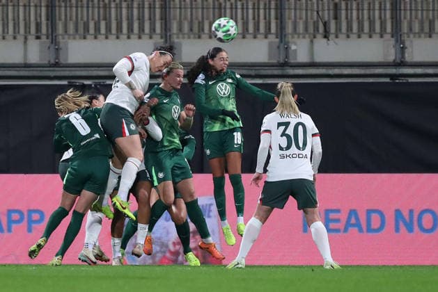VfL vs. Chelsea, CL Frauen Wolfsburg, 17.12.2025, FUßBALL - VfL Wolfsburg vs. FC Chelsea, Champions League Frauen, Saison 2025 26. Lucy Bronze (Chelsea), Alexandra Popp (VfL Wolfsburg), Kessya Bussy (VfL Wolfsburg), Wolfsburg