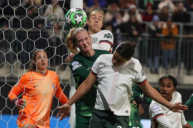VfL vs. Chelsea, CL Frauen Wolfsburg, 17.12.2025, FUßBALL - VfL Wolfsburg vs. FC Chelsea, Champions League Frauen, Saison 2025 26. Camilla Küver (VfL Wolfsburg), Lucy Bronze (Chelsea), Sam Kerr (Chelsea) Wolfsburg
