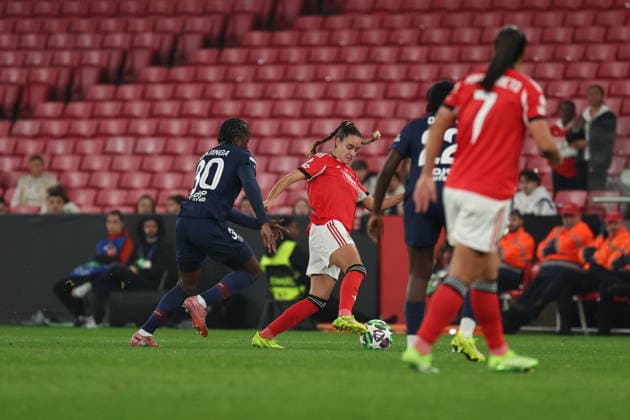 Diana Gomes ( SL Benfica Womens team ) in action during the match between SL Benfica Womens team and PSG Womens team, valid for Womens Champions League 2025 2026 at Estadio do Lisboa e Benfica on 17 December 2025. Lisboa Estadio do Sport Lisboa de Benfica Lisboa Portugal Copyright: xIMAGOx xPRIMExSPORTSxIMAGESx xFILIPExOLIVEIRAx