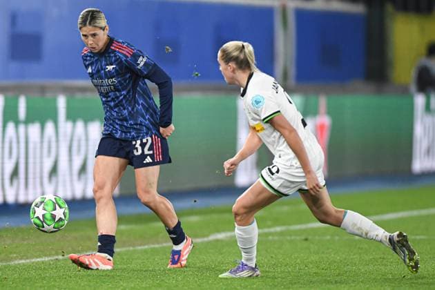 Arsenal?s Kyra Cooney-Cross and OHL Women s Saar Janssen pictured in action during a soccer match between Oud-Heverlee Leuven Women and English Arsenal, Wednesday 17 December 2025 in Heverlee, game 6 (out of 6) in the league phase of the UEFA Women s Champions League competition. JILLxDELSAUX  x149653838x