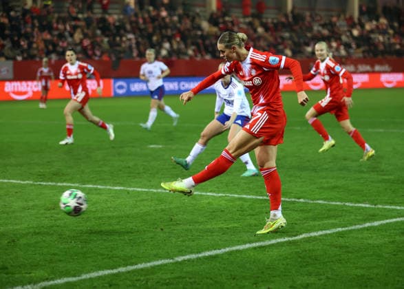 Fussball, Frauen, Frauen Champions League, 3.Spieltag, Saison 2025 2026, FC Bayern München - Valerengal, Valerenga, Campus Klara Bühl Buehl (FC Bayern München) bei einem Torschuss, Ball, Chance