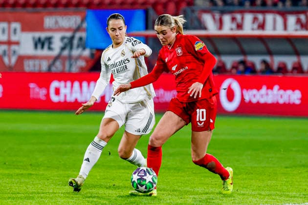 UEFA Women s Champions League 2025 26 League Phase MD6 - FC Twente vs Real Madrid CF, Netherlands Jill Roord of FC Twente dribbles with the ball under pressure from Sara Dabritz of Real Madrid during the UEFA Women s Champions League 2025 26 League Phase MD6 match between FC Twente and Real Madrid CF at the FC Twente Stadium in Enschede, Netherlands, December 17, 2025. Enschede Netherlands  Copyright: xMatrixxImagesx xMarcelxterxBalsx