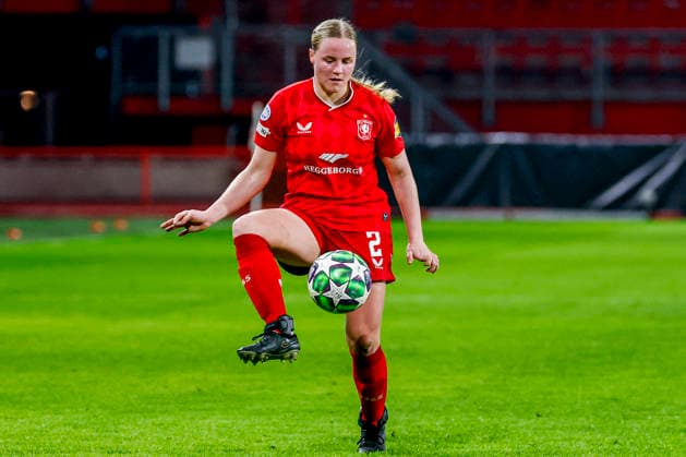 UEFA Women s Champions League 2025 26 League Phase MD6 - FC Twente vs Real Madrid CF, Netherlands Imre van der Vegt of FC Twente passes the ball during the UEFA Women s Champions League 2025 26 League Phase MD6 match between FC Twente and Real Madrid CF at the FC Twente Stadium in Enschede, Netherlands, December 17, 2025. Enschede Netherlands  Copyright: xMatrixxImagesx xMarcelxterxBalsx